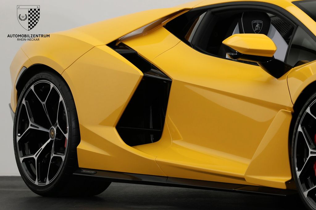 Lamborghini Revuelto 2024