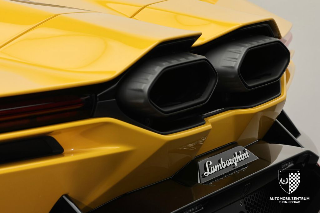 Lamborghini Revuelto 2024
