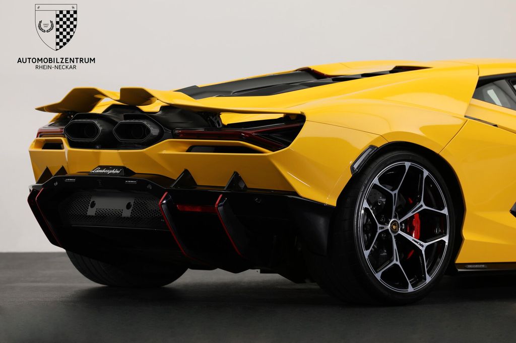 Lamborghini Revuelto 2024