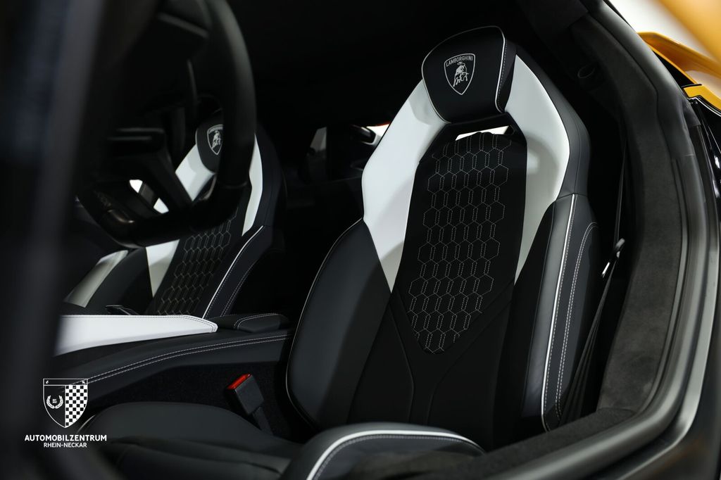 Lamborghini Revuelto 2024