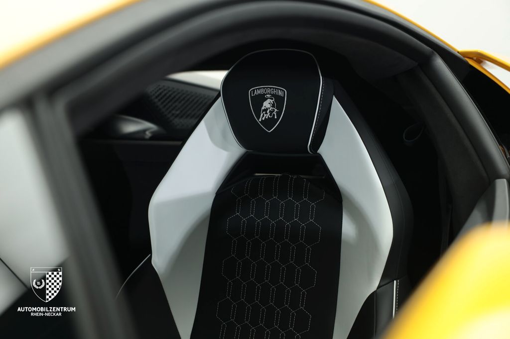 Lamborghini Revuelto 2024