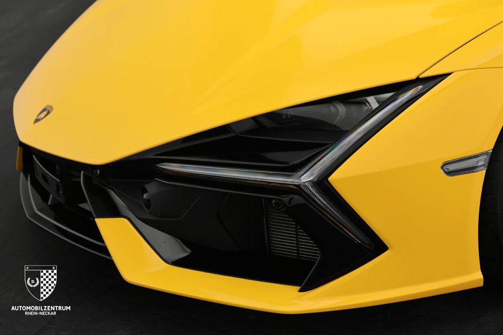 Lamborghini Revuelto 2024
