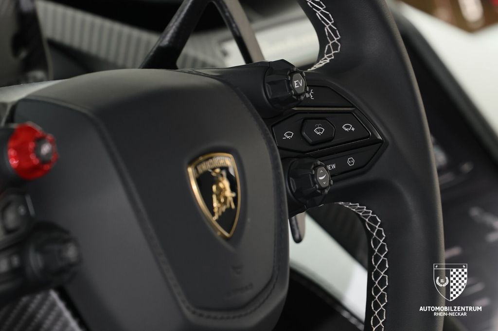 Lamborghini Revuelto 2024