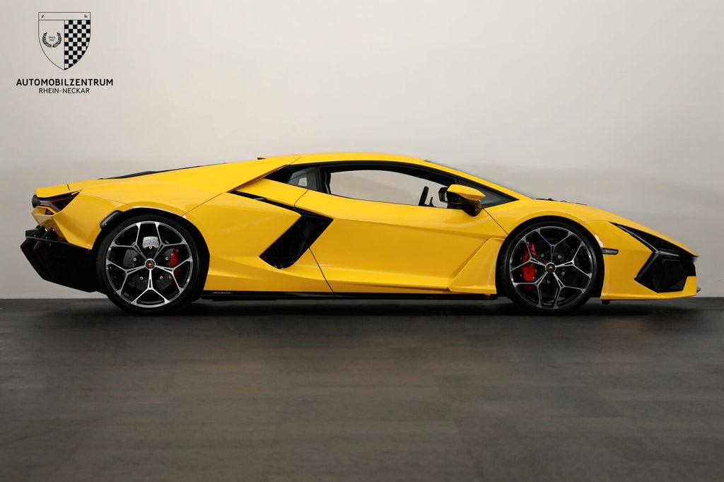 Lamborghini Revuelto 2024
