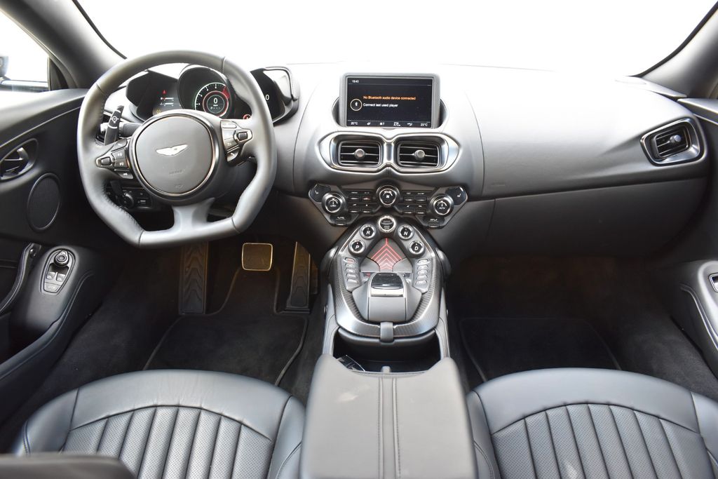 Aston Martin V8 Vantage 2021