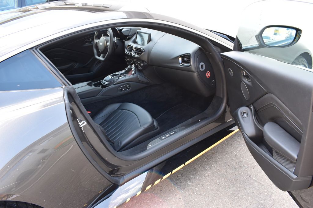 Aston Martin V8 Vantage 2021