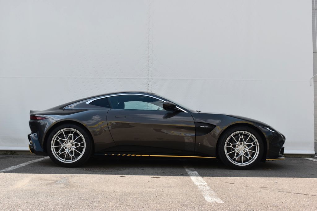 Aston Martin V8 Vantage 2021
