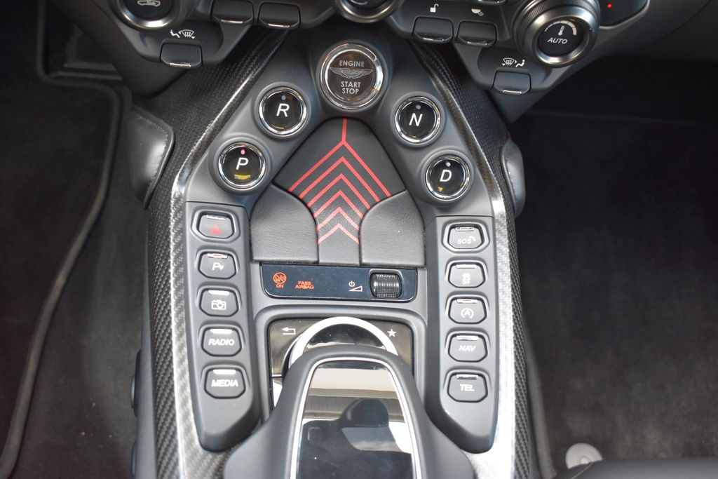 Aston Martin V8 Vantage 2021