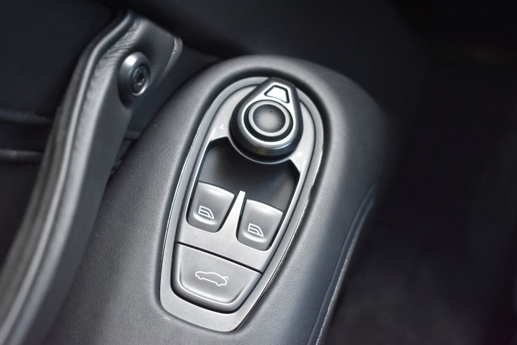 Aston Martin V8 Vantage 2021