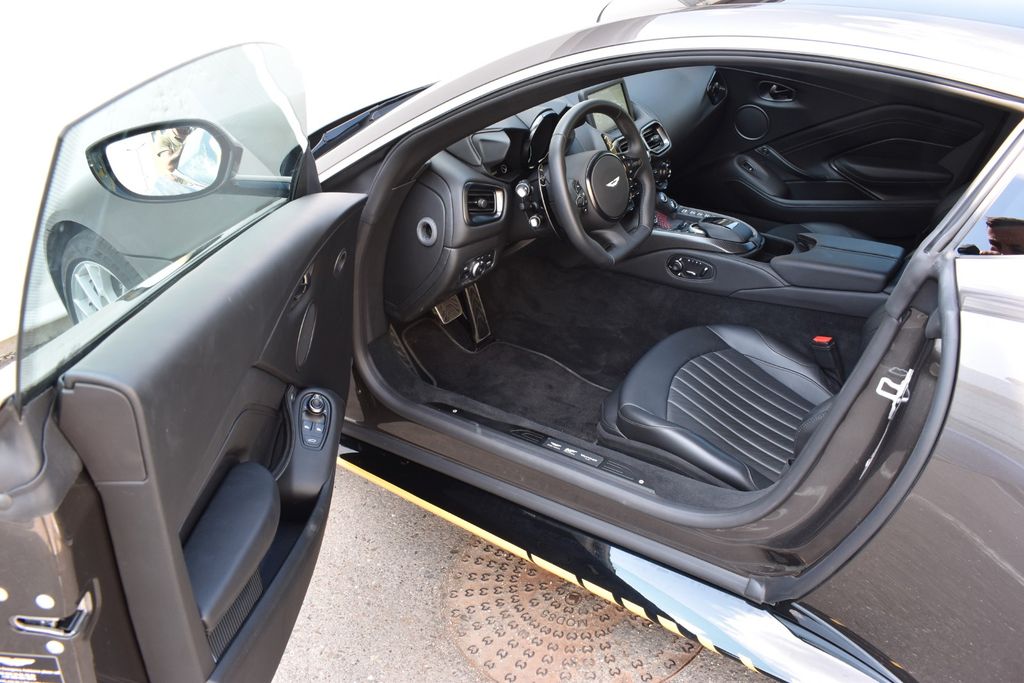 Aston Martin V8 Vantage 2021