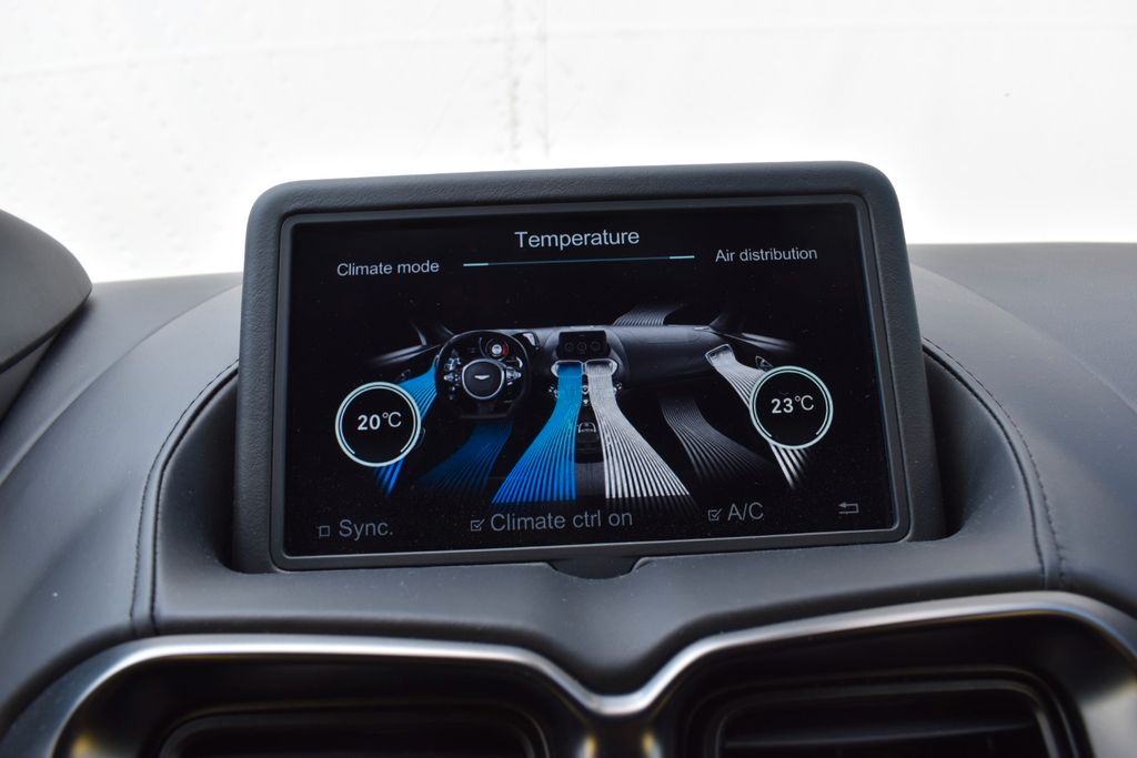 Aston Martin V8 Vantage 2021