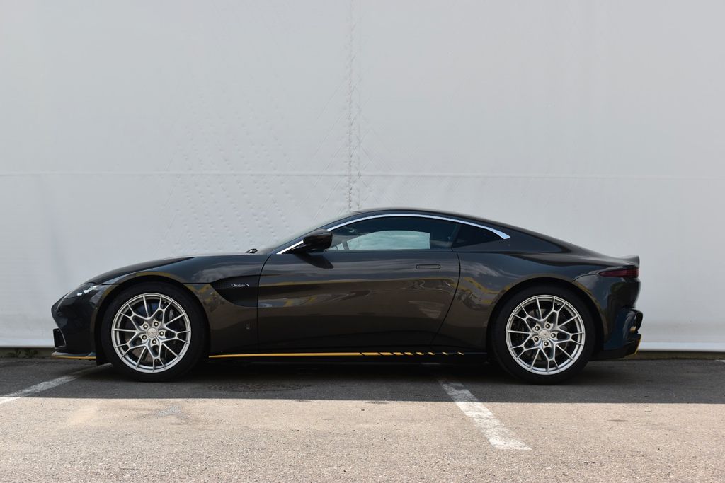 Aston Martin V8 Vantage 2021