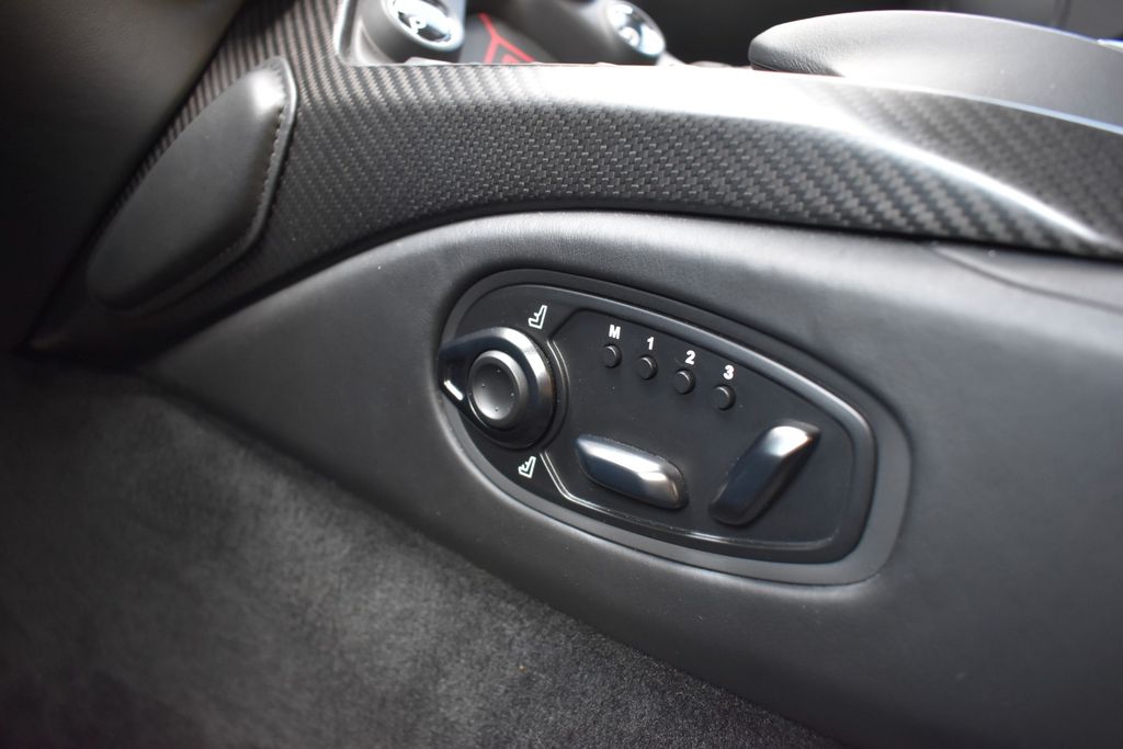 Aston Martin V8 Vantage 2021