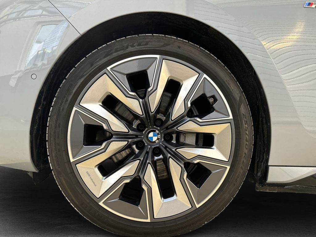 BMW i7 2024