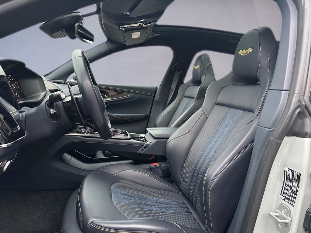 Aston Martin DBX 2024