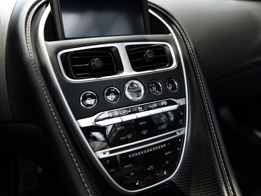 Aston Martin DB11 2018