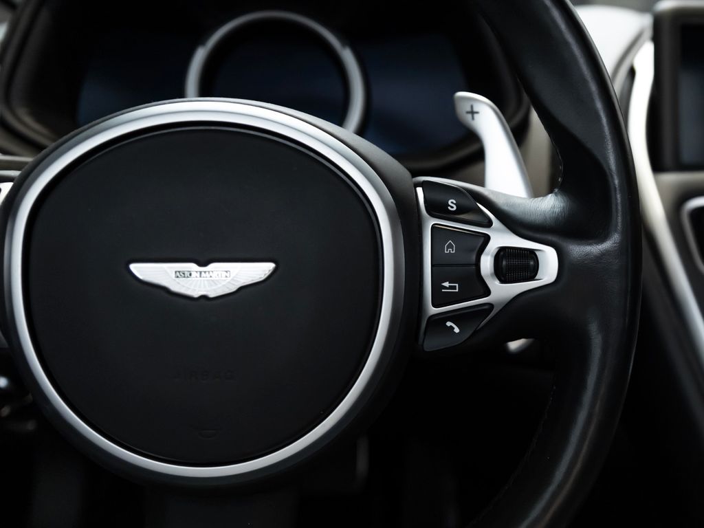 Aston Martin DB11 2018