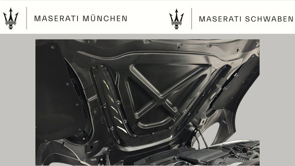 Aston Martin DBS 2025