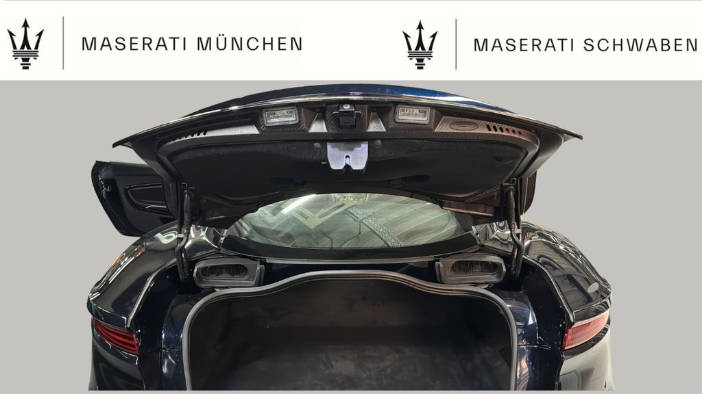 Aston Martin DBS 2025