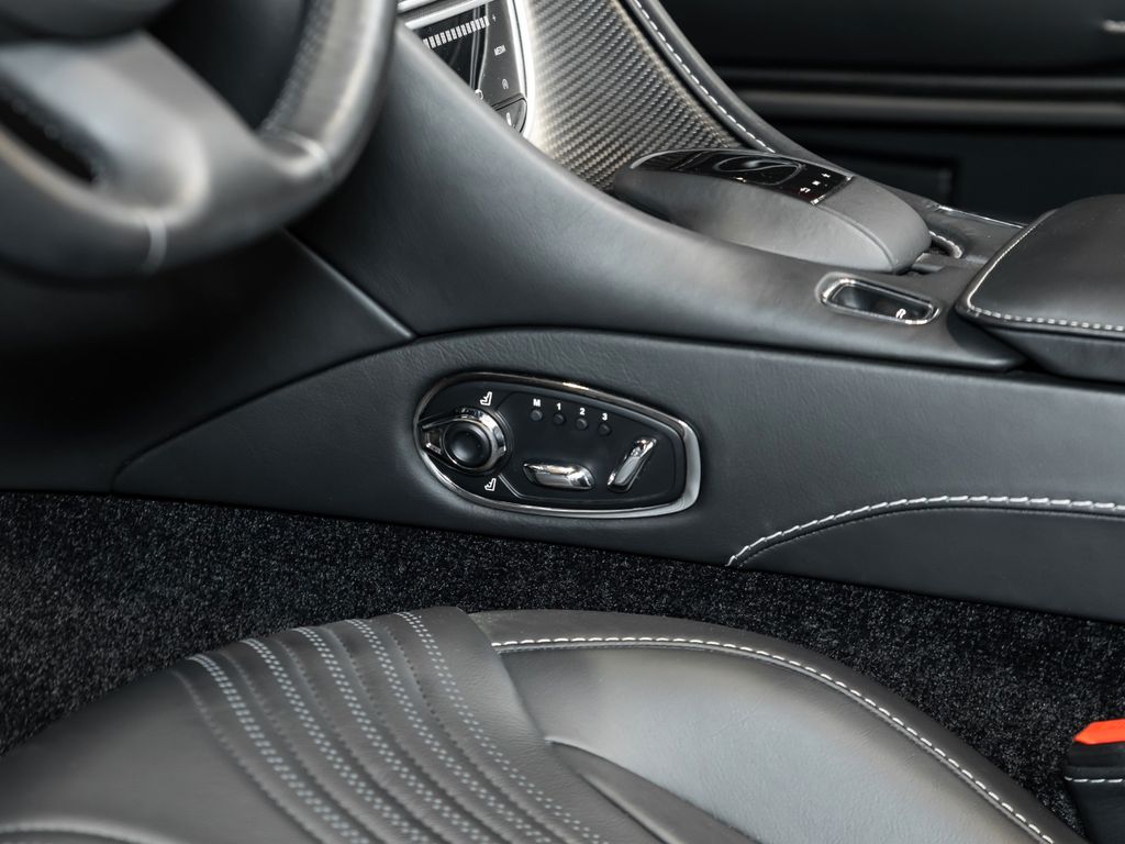 Aston Martin DB11 2018