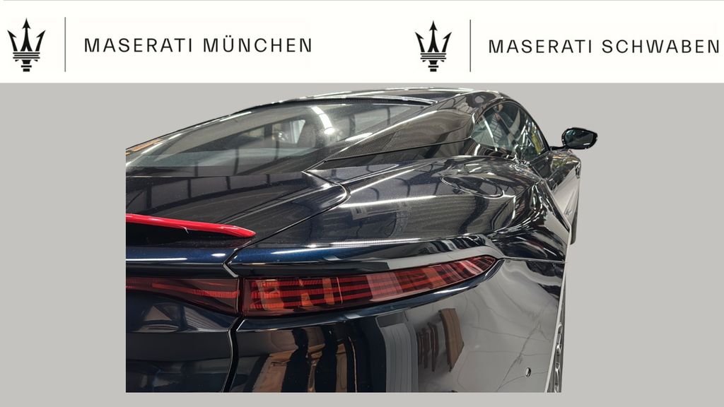 Aston Martin DBS 2025