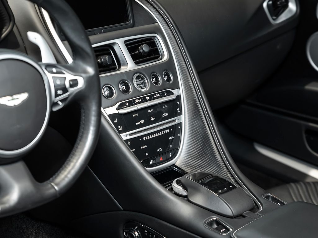 Aston Martin DB11 2018