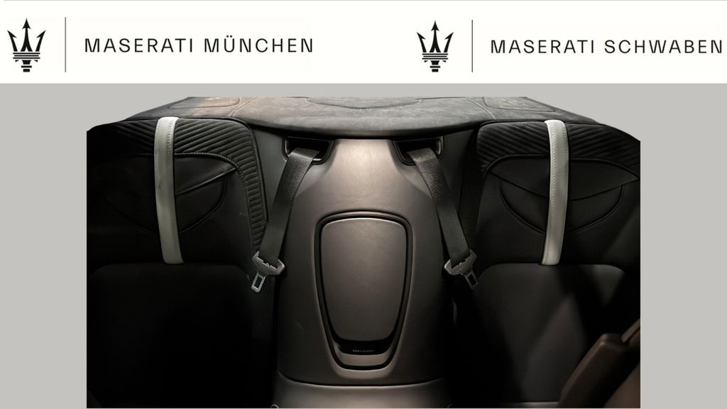 Aston Martin DBS 2025