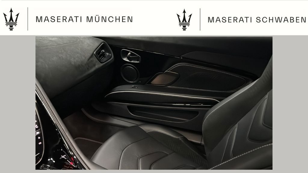 Aston Martin DBS 2025