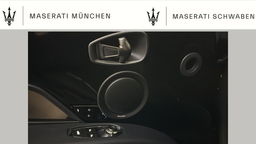 Aston Martin DBS 2025