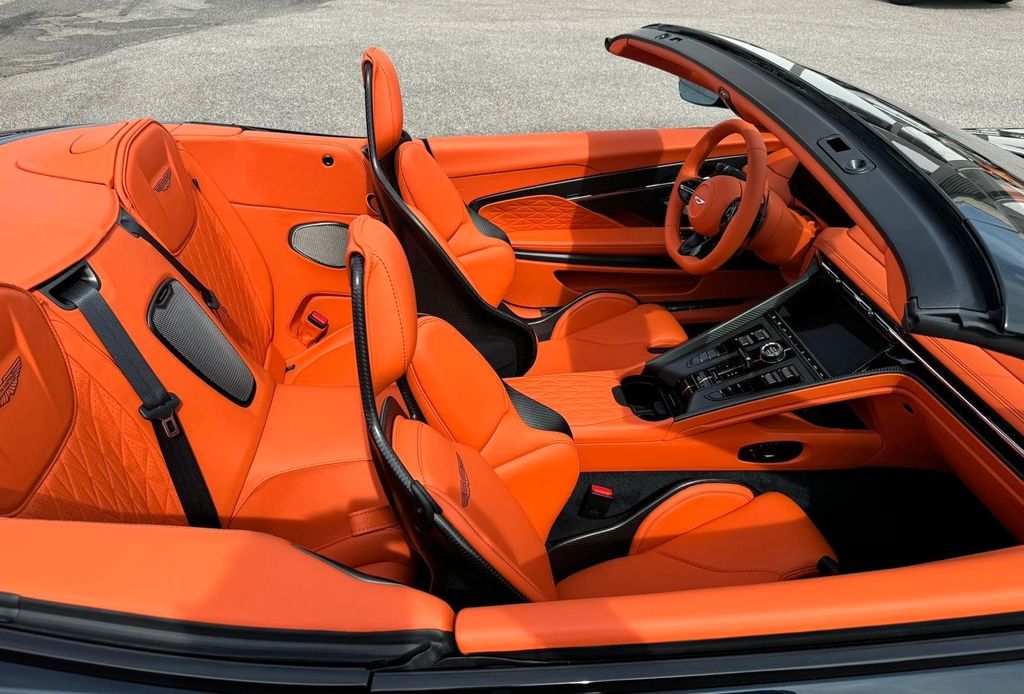 Aston Martin V8 Vantage 2024