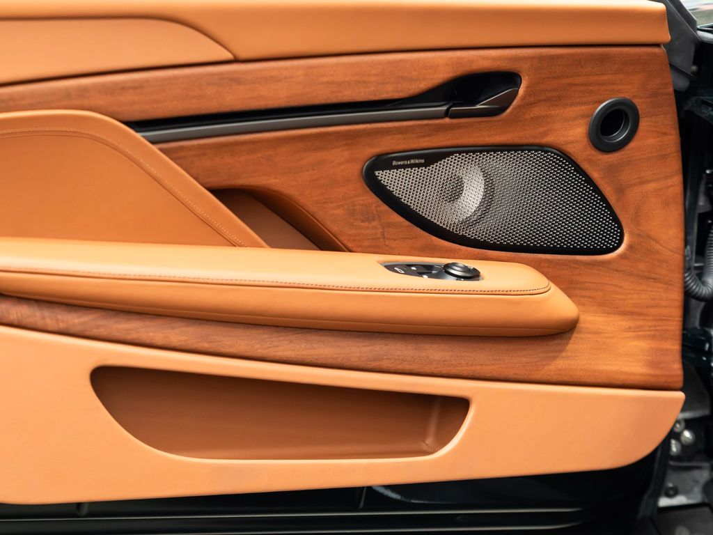 Aston Martin Vanquish 2025