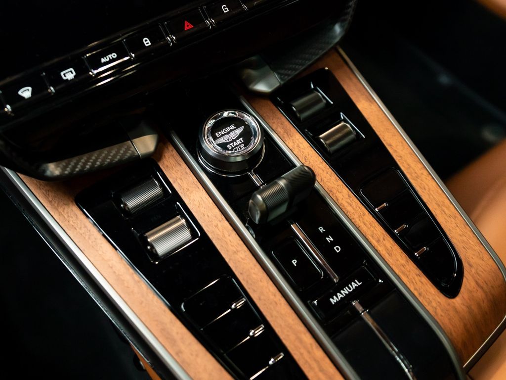 Aston Martin Vanquish 2025