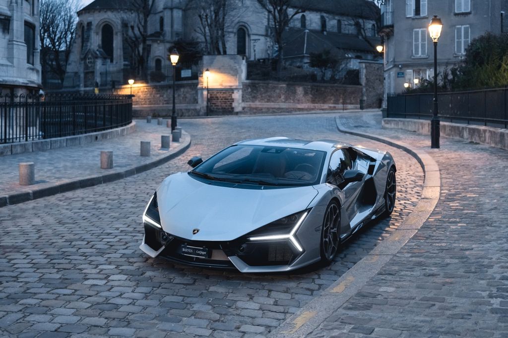 Lamborghini Revuelto 2024