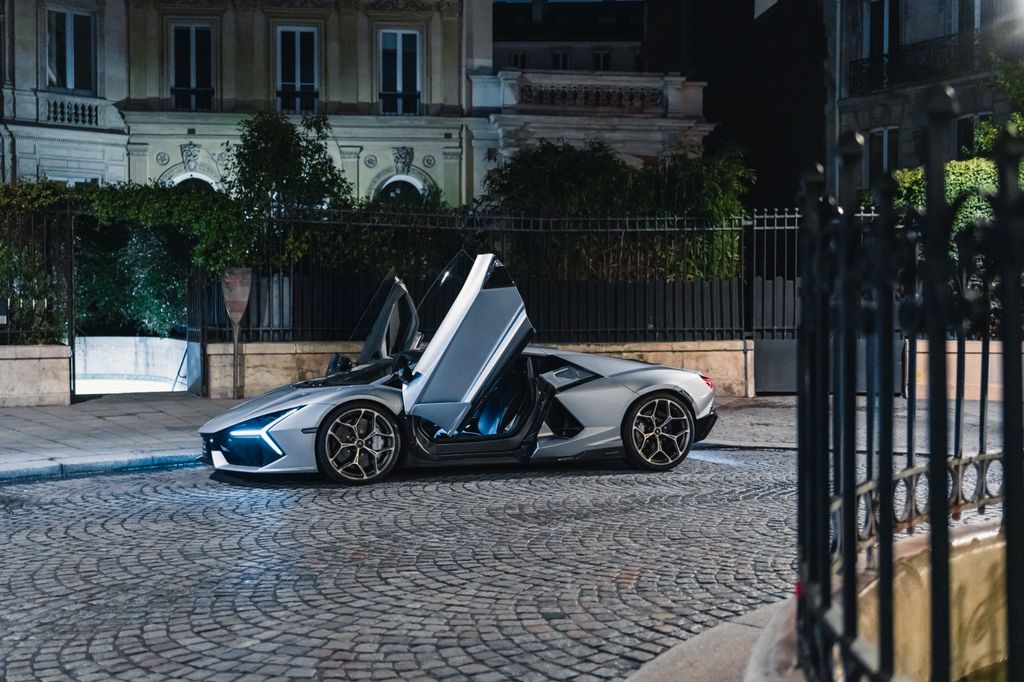 Lamborghini Revuelto 2024