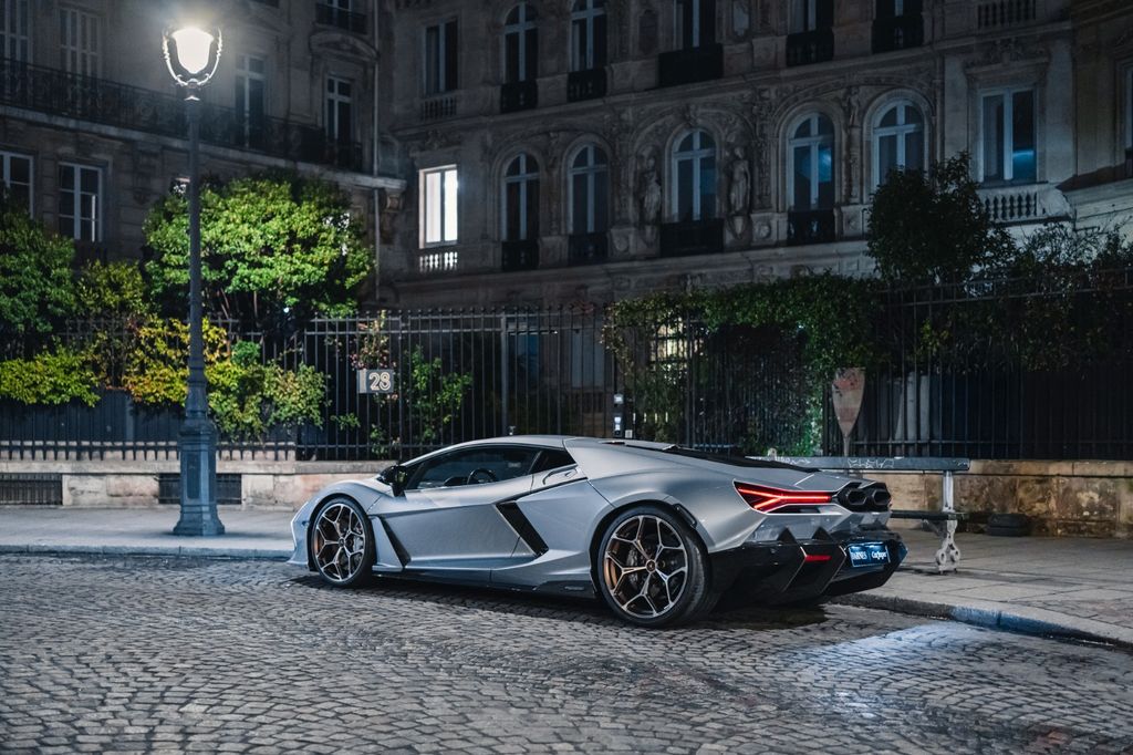 Lamborghini Revuelto 2024