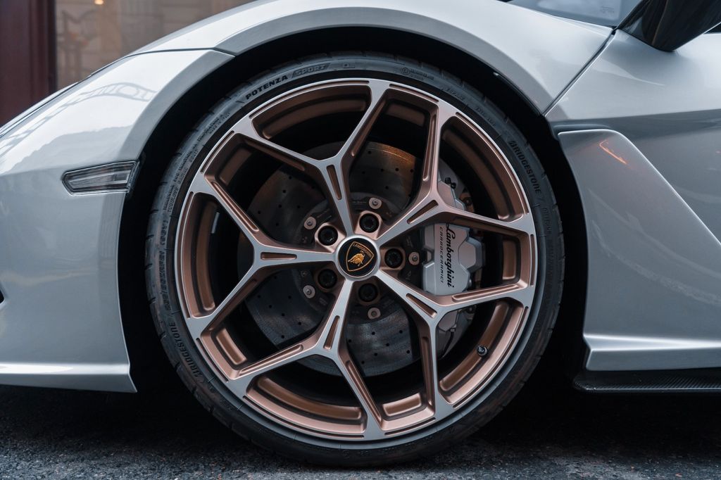 Lamborghini Revuelto 2024