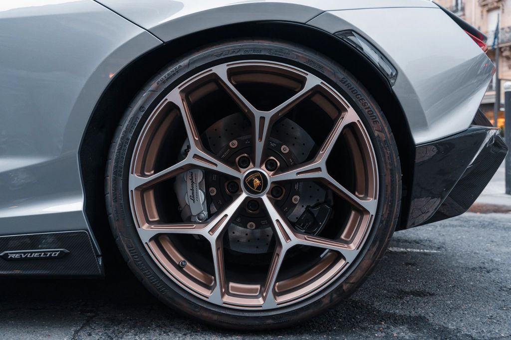Lamborghini Revuelto 2024