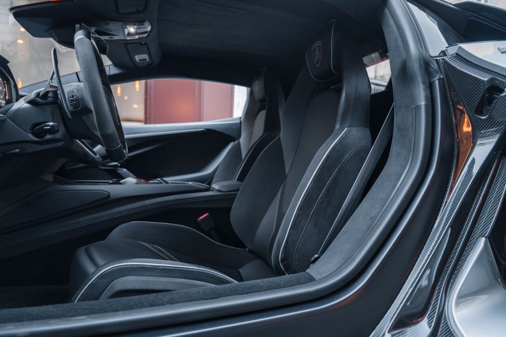 Lamborghini Revuelto 2024