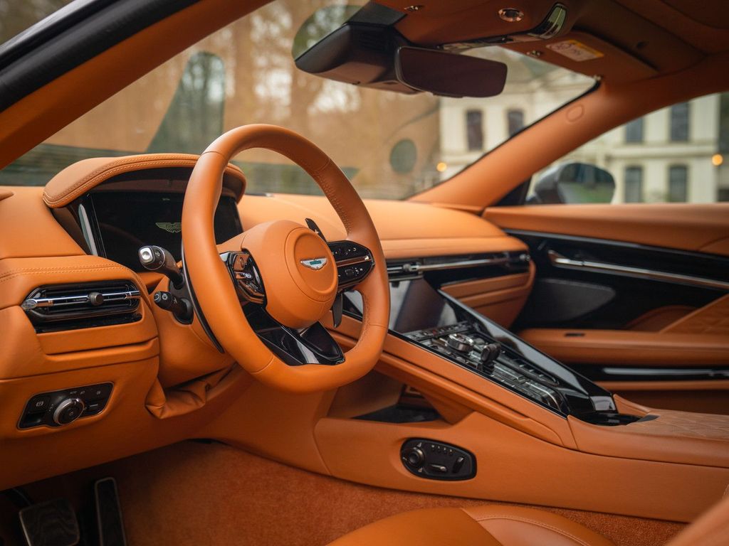 Aston Martin DB12 2025