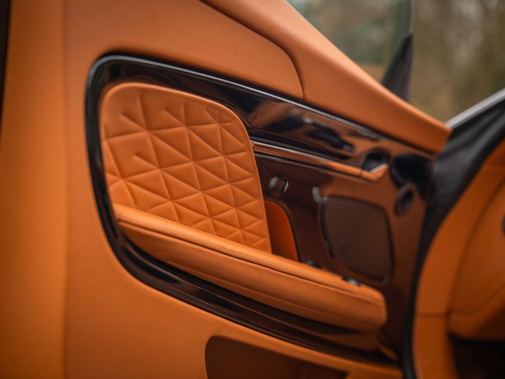 Aston Martin DB12 2025