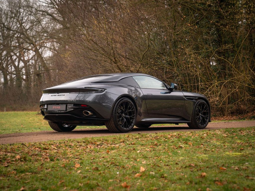 Aston Martin DB12 2025