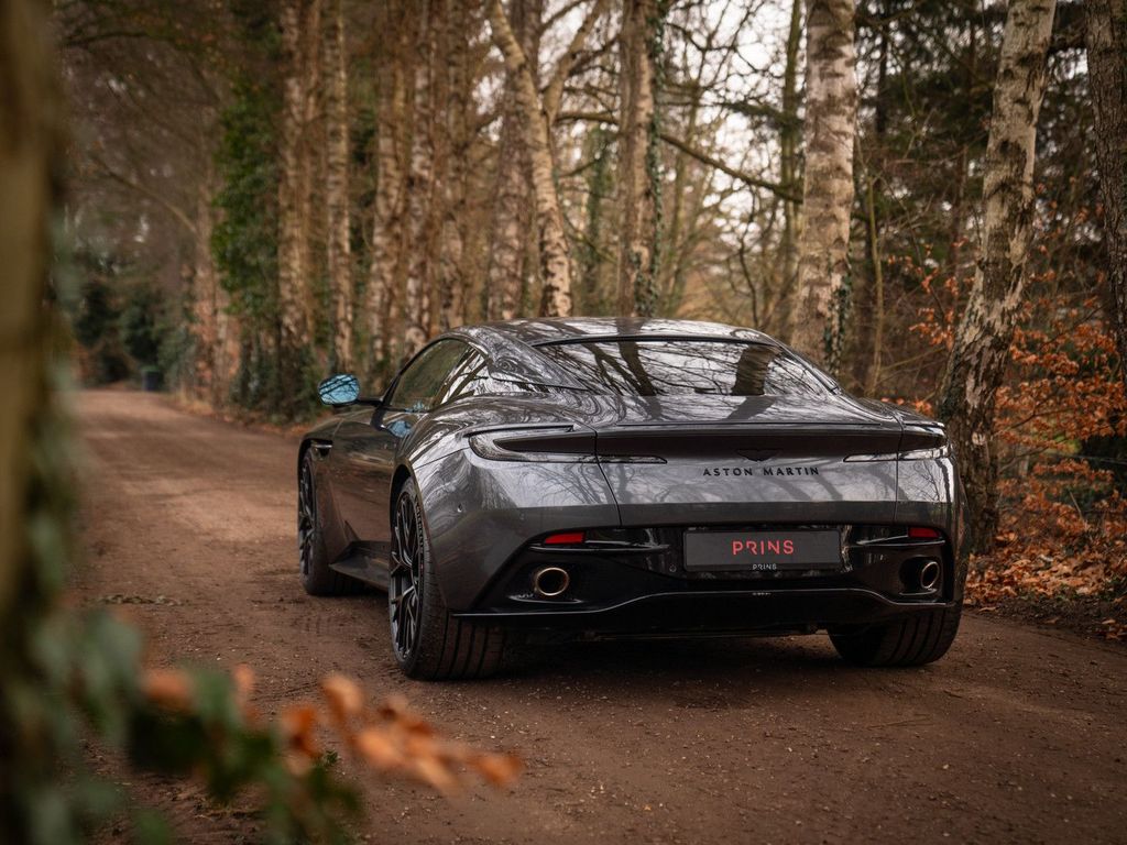 Aston Martin DB12 2025