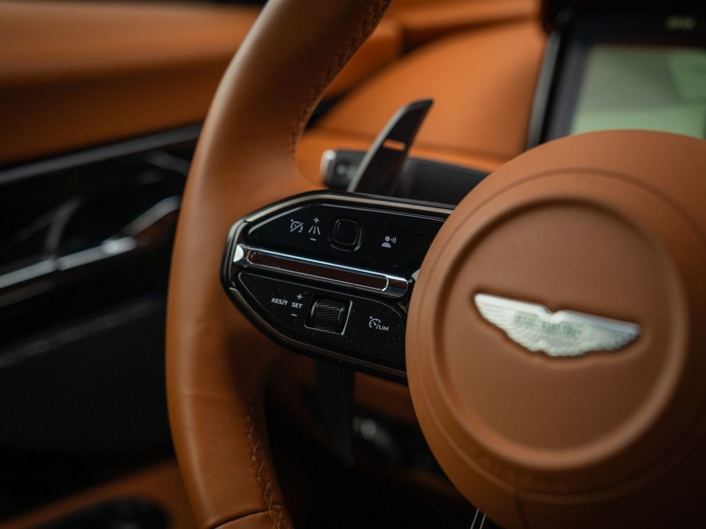 Aston Martin DB12 2025