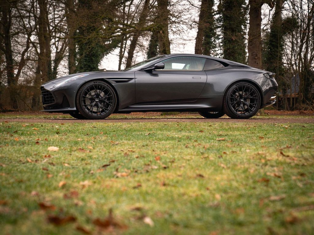 Aston Martin DB12 2025