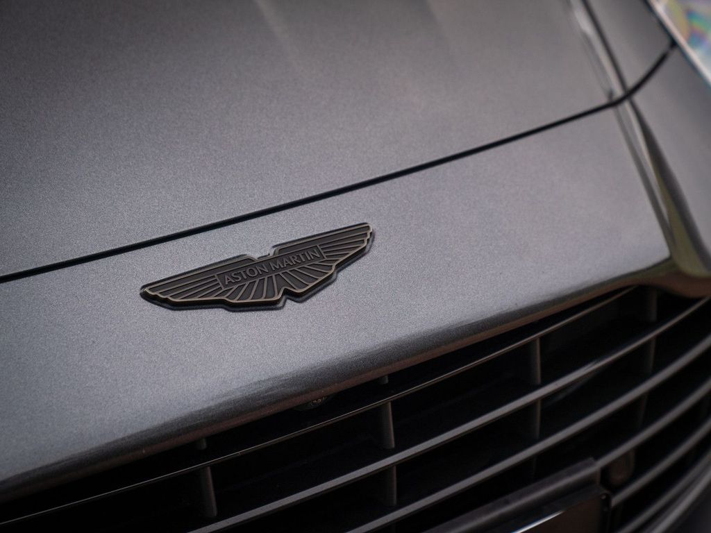 Aston Martin DB12 2025