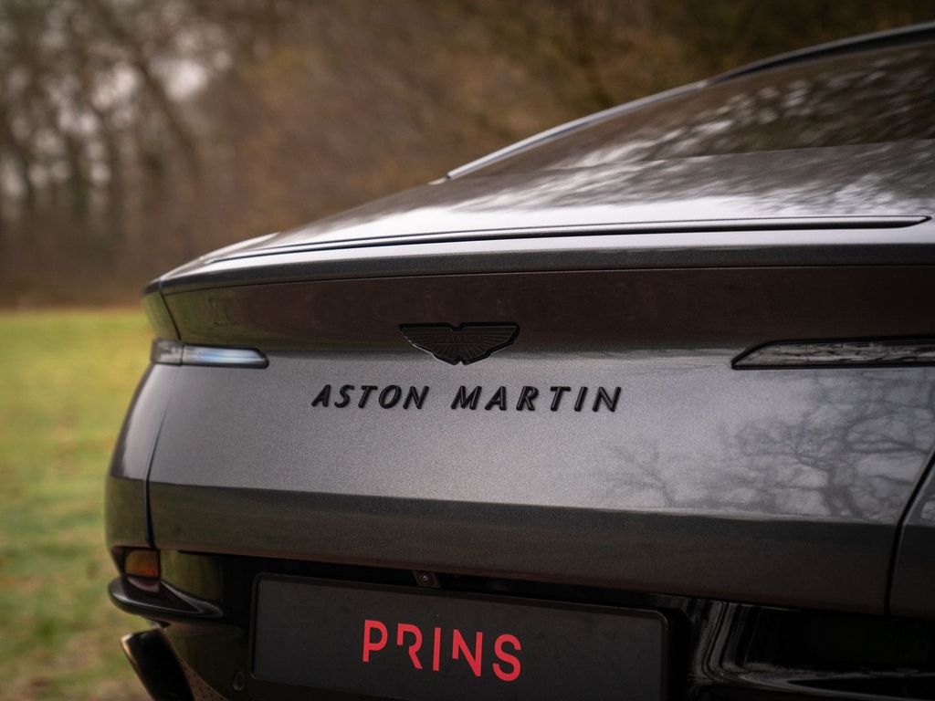 Aston Martin DB12 2025
