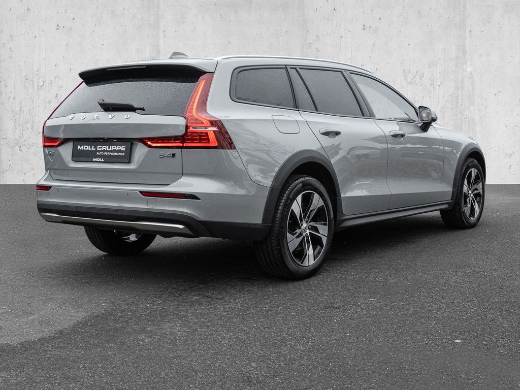 Volvo V60 Cross Country 2023