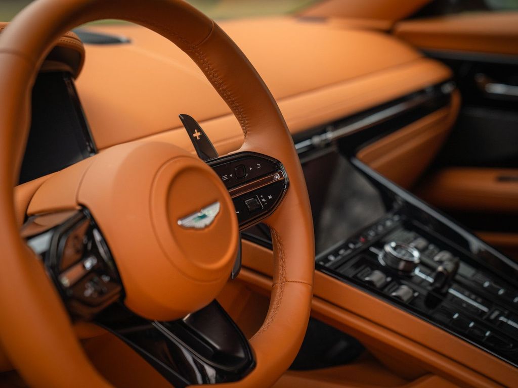 Aston Martin DB12 2025