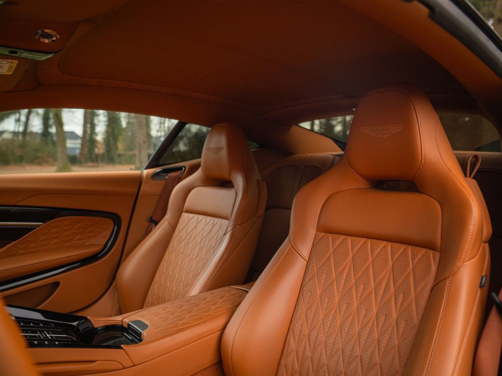 Aston Martin DB12 2025