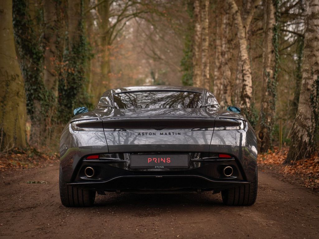 Aston Martin DB12 2025